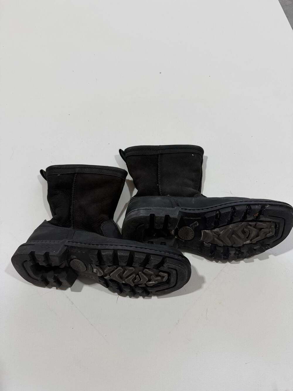 Ugg Hartsville Boots Size 8 Black Sheepskin Leather